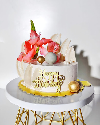 The bakery bucket | Gifting | Best bakery and flower shopin Mathura