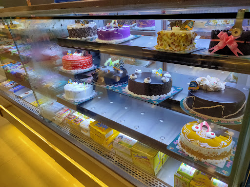 Roly Poly Cakes nd Eatery